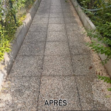 Chemin en béton avec des bordures verdoyantes, inscription "APRÈS" en bas.