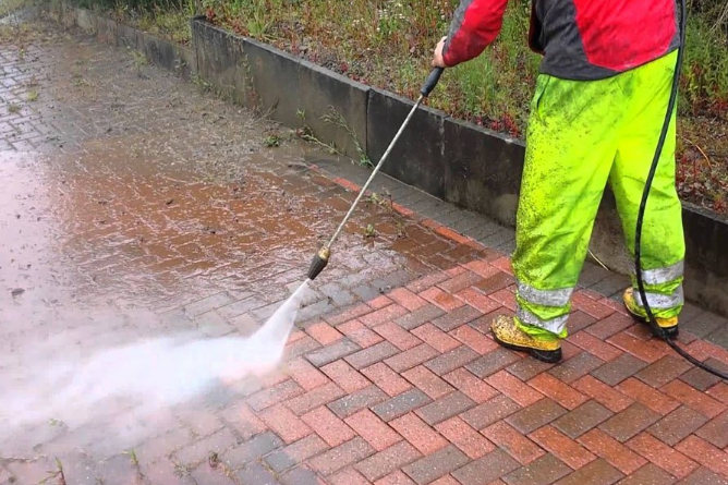 Désinfection et nettoyage intensif haute pression pour assainir et décontaminer les surfaces extérieures et industrielles en Haute-Savoie