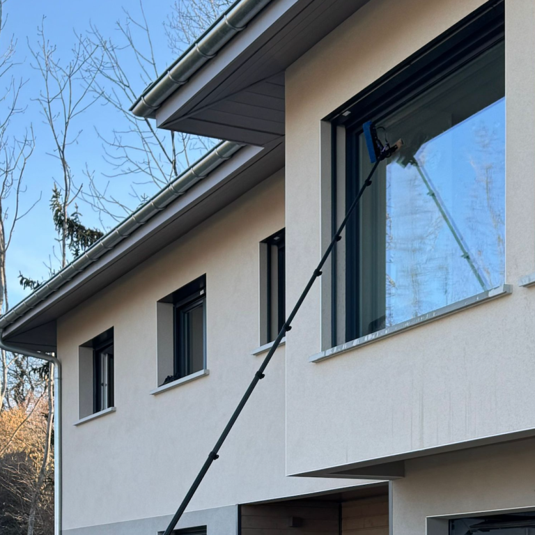 Nettoyage de vitres en hauteur en Haute-Savoie, service sécurisé et professionnel.