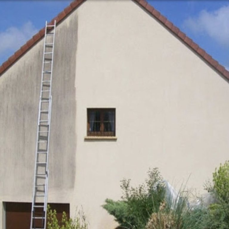 Service de nettoyage de façades en Haute-Savoie pour restaurer l'apparence et prolonger la durabilité des bâtiments.