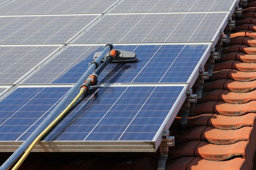 Nettoyage de panneaux photovoltaïques avec de l’eau pure pour maximiser la production d’énergie solaire en Haute-Savoie.