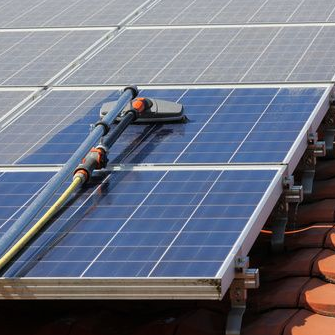 Service de nettoyage professionnel de panneaux solaires en Haute-Savoie pour optimiser leur performance et prolonger leur durée de vie.
