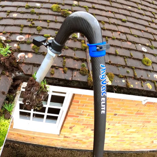 Nettoyage professionnel de gouttières en Haute-Savoie pour prévenir les dégâts des eaux et maintenir la sécurité de votre maison.