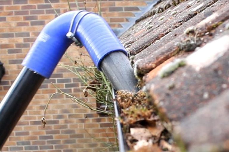 Service professionnel de nettoyage de gouttières pour éviter les obstructions et protéger votre toiture des infiltrations en Haute-Savoie
