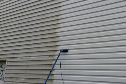 Service de nettoyage de bardages pour restaurer l’aspect neuf des façades industrielles ou commerciales en Haute-Savoie