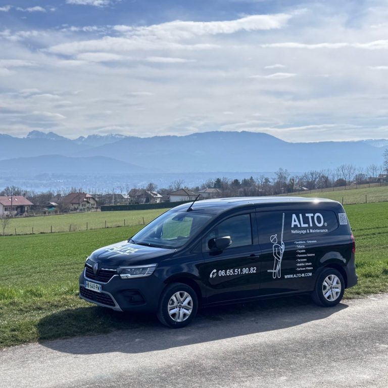 Voiture ALTO en service de nettoyage de toitures et façades, garantissant un entretien soigné et efficace.